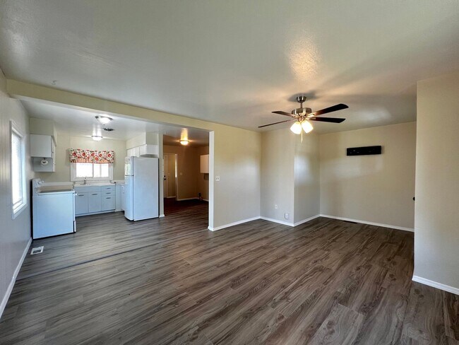 Foto del edificio - Non-Refundable & Security Deposit Total: $...