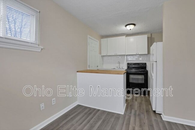 Building Photo - 898 Racine Ave