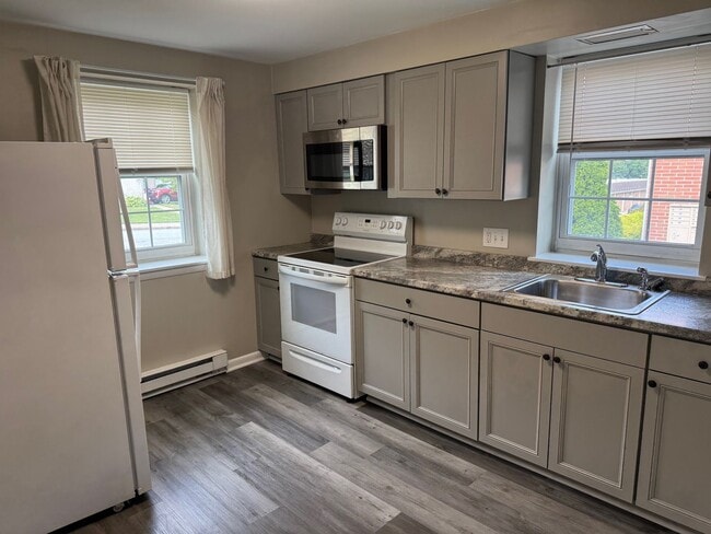 Building Photo - Souderton renovated First floor 2 bedroom ...