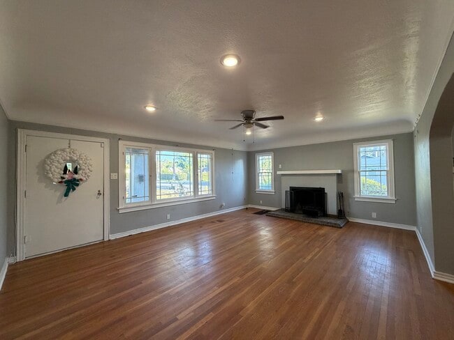 Sala de estar, 15'x20' - 6341 Palm Ave