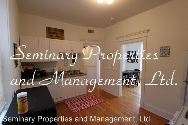 Building Photo - 920 W Addison St