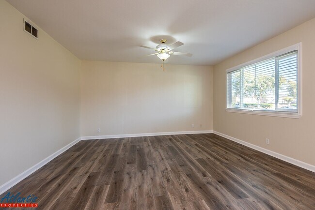 Foto del edificio - Remodeled Condo | LVP Flooring | Central A/C