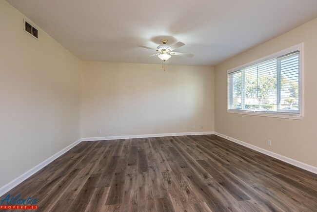 Building Photo - Remodeled Condo | LVP Flooring | Central A/C
