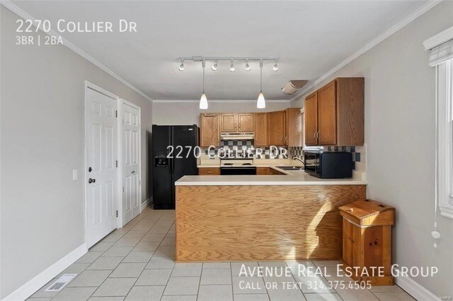 Foto del edificio - Meticulously kept home on large corner lot.