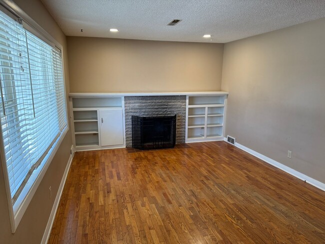 Building Photo - Cozy & Spacious 2-Bedroom Home! Brentwood!...