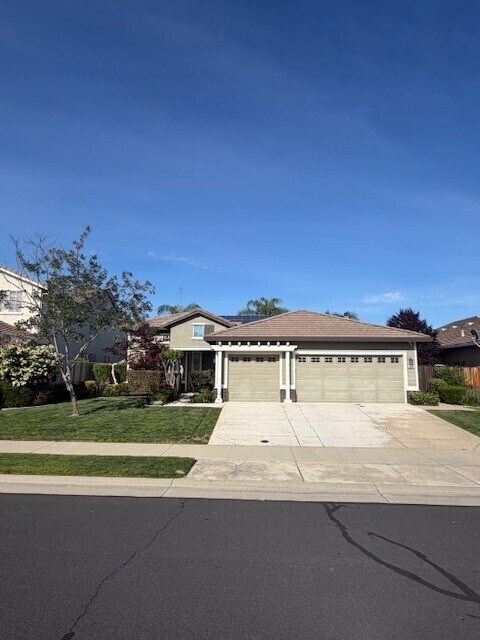 Foto del edificio - Beautiful 4 Bedroom with a large Pool! Located in Roseville close to a park!