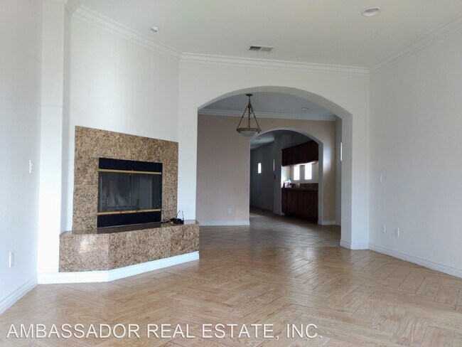 Building Photo - 2 br, 3 bath House - 700 N. Tremont Street