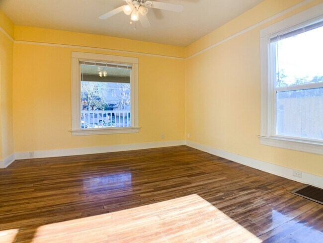 Foto del edificio - Adorable 3bdrm Home in Great Neighborhood! Lovely Yard!