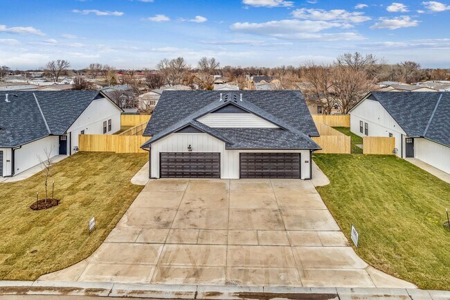Building Photo - Gorgeous Town Home with fenced yard $1395 ...