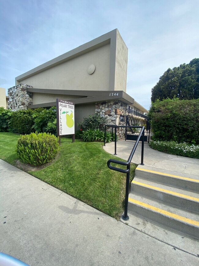 Foto del edificio - 1740 W Ball Rd