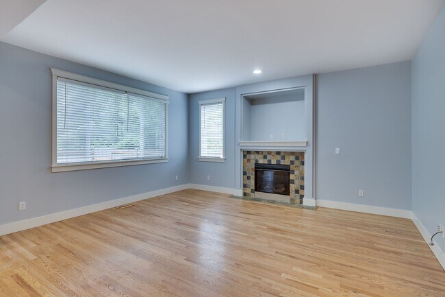 Building Photo - 4 Bedroom PLUS Bonus Room at Carriage Park...