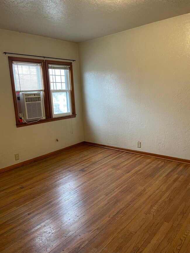 Building Photo - 551 7th St W