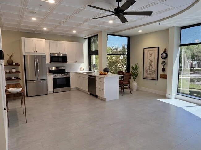 Building Photo - 15950 Bay Vista Dr