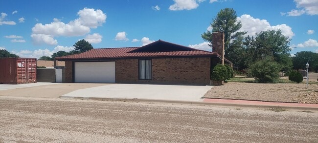 Building Photo - 3 Bed 2 Bath Home!
