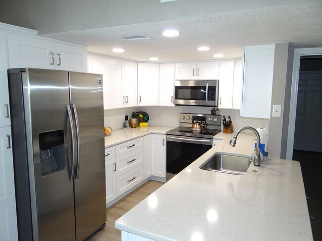 Building Photo - 2 bed 2.5 bath home only 1.5 miles to the ...