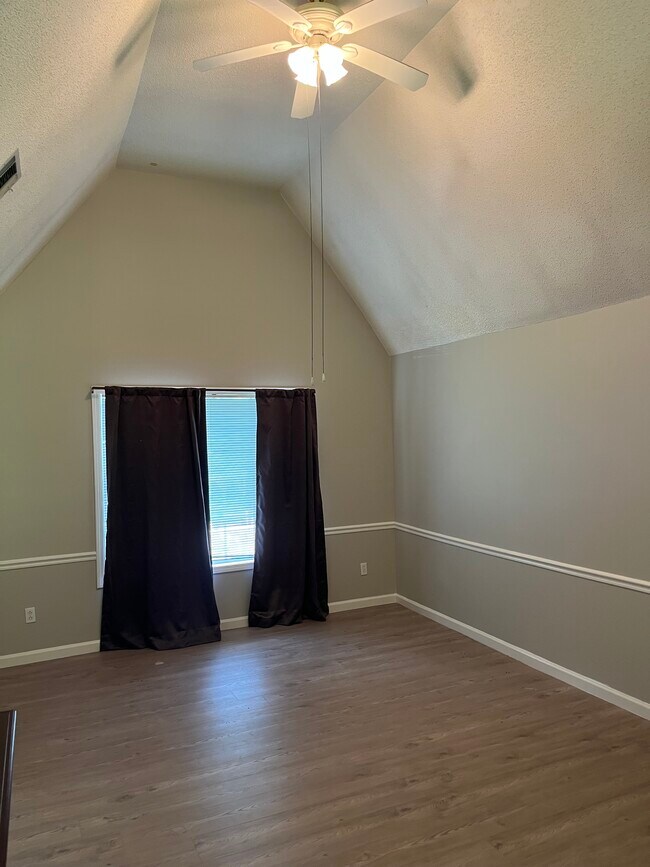 Foto del edificio - 3705 Crest Dr