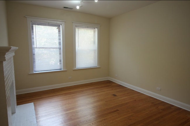 Living Room - 6718 N Lakewood Ave