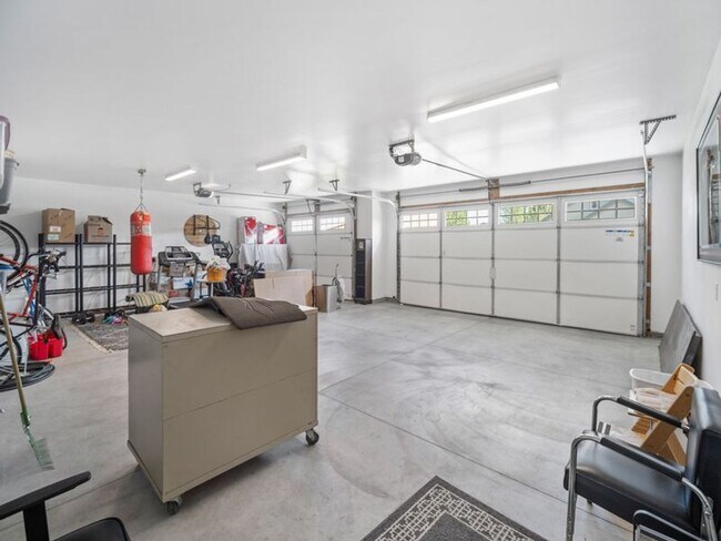 Building Photo - Luxury 3-Bed, 2-Bath Home with Spa Ameniti...