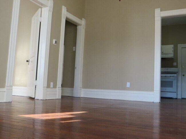 Foto del edificio - February - One Bedroom Cottage House in the Heart of Downtown (West Central, Downtown)