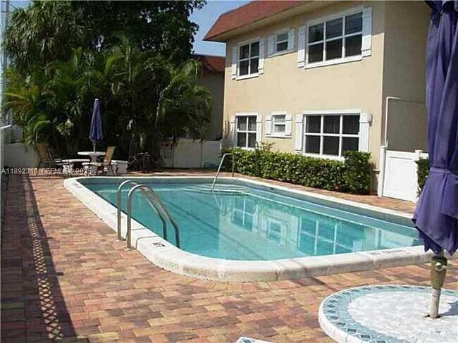 Foto del edificio - 280 S Cypress Rd