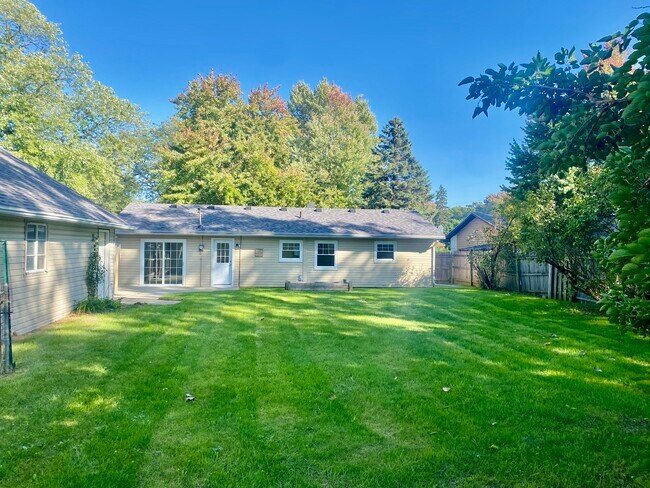Building Photo - 6035 Fairhaven Dr