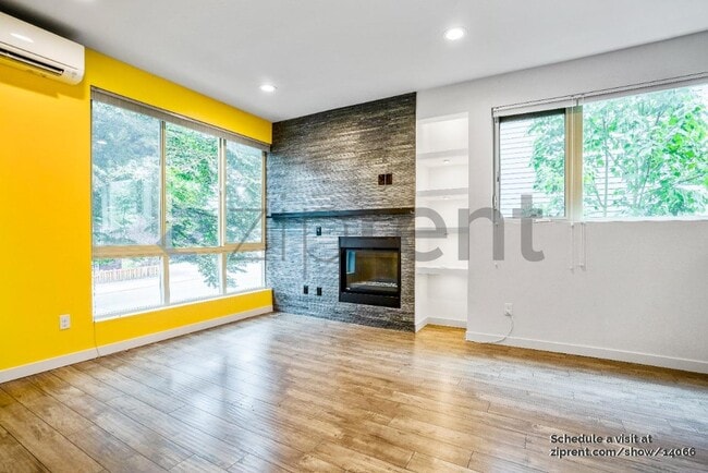 Building Photo - 9607 Roosevelt Way NE