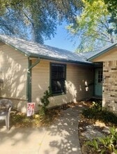 Building Photo - 728 W San Antonio St