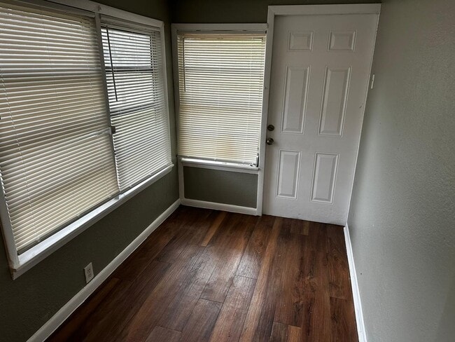 Building Photo - 3/1 House close to Busch Gardens & USF