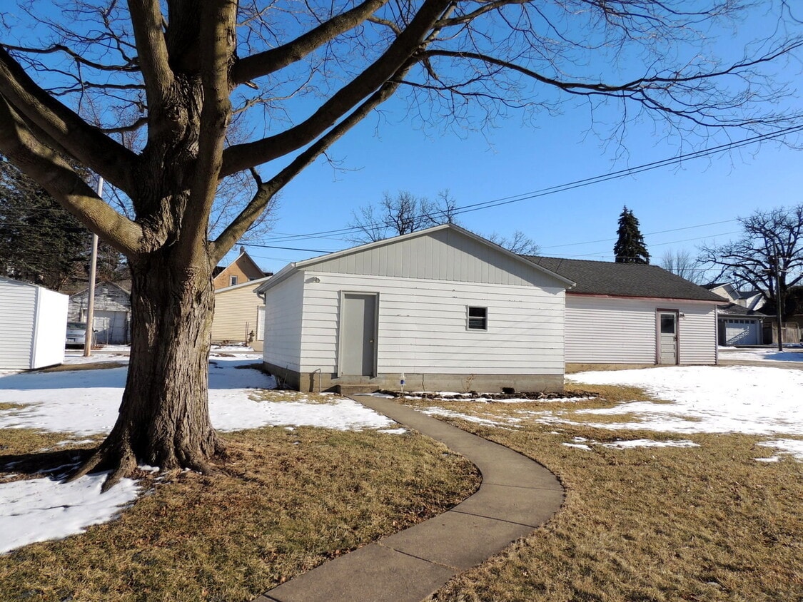 Building Photo - 638 Leonard Ave