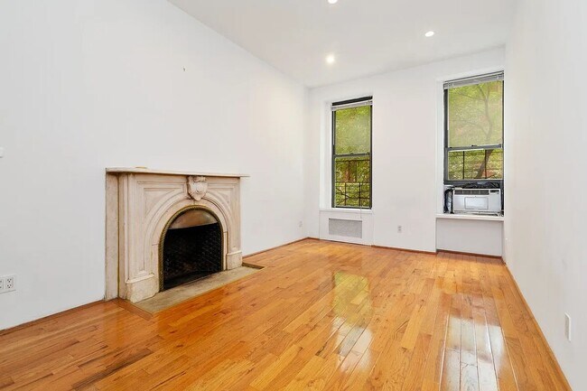 Building Photo - 125 E 39th St