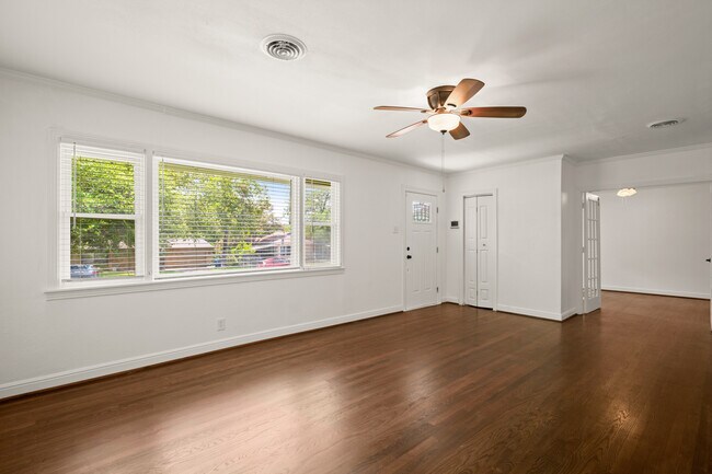 Foto del edificio - 5805 Bull Creek Rd
