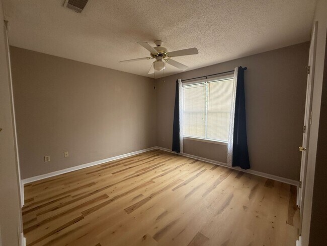 Building Photo - Beautiful 2bedroom, 2bathroom Townhome