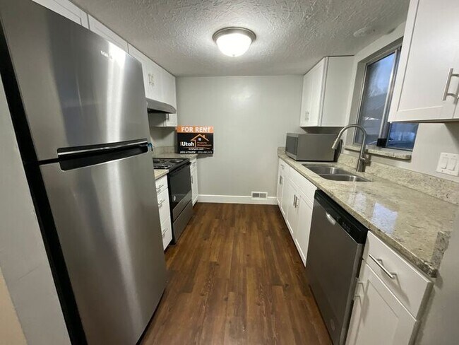 Foto del edificio - 3 bedroom 1.5 bathroom Duplex
