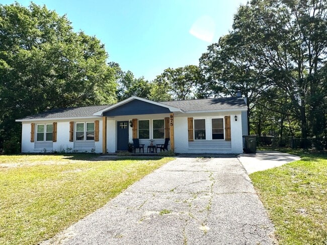 Building Photo - 3 Bedroom, 2 Bath off Cliffdale Rd!