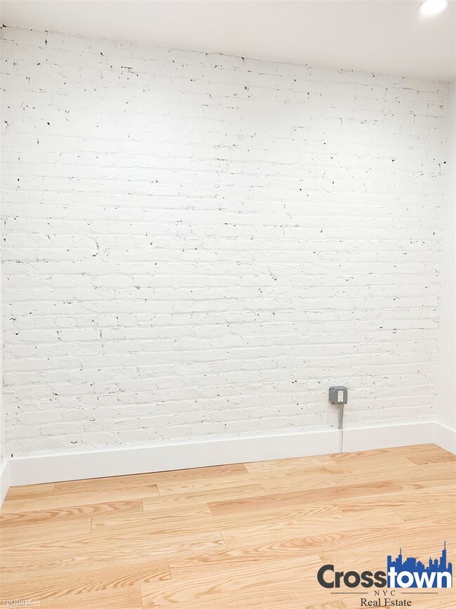 Foto del edificio - 1 br, 1 bath Apartment - 418 E 9th St