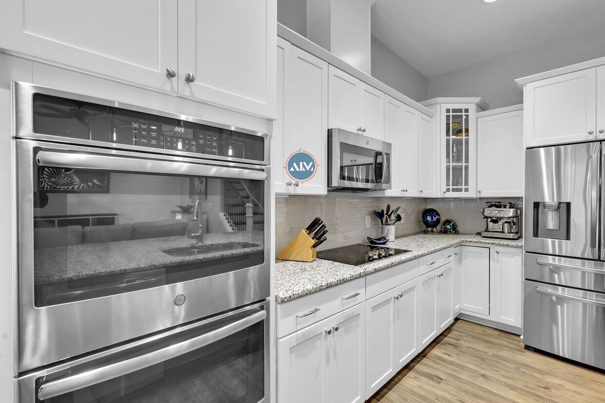 Foto principal - Beautiful custom home in Hampton Lake!
