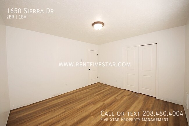 Building Photo - 2 Bedroom Apartment With NEW Flooring! Vis...