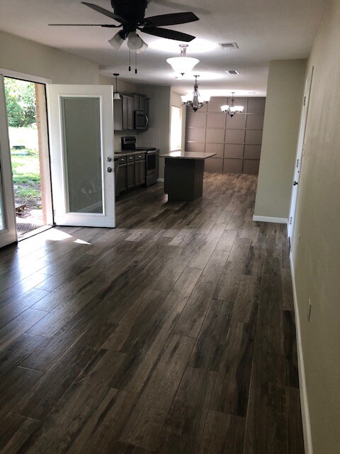 Foto del edificio - 3067 E Claire Dr