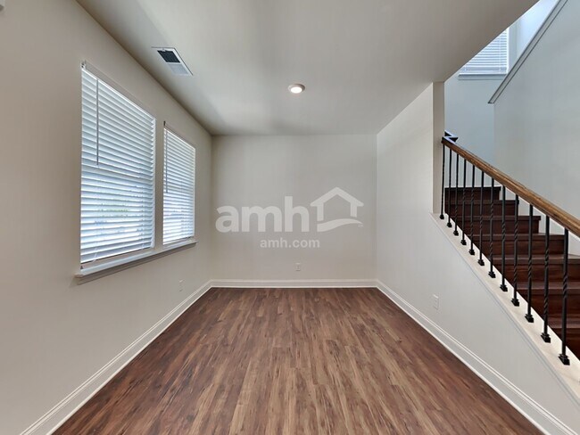 Building Photo - 2092 Windsor Park Avenue