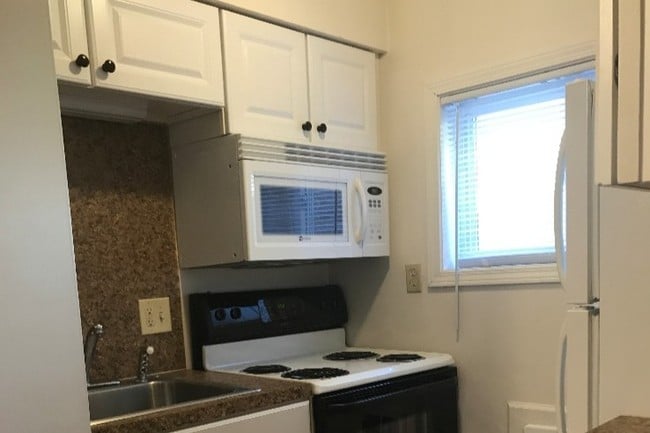 Kitchen - 112 W Lincoln St