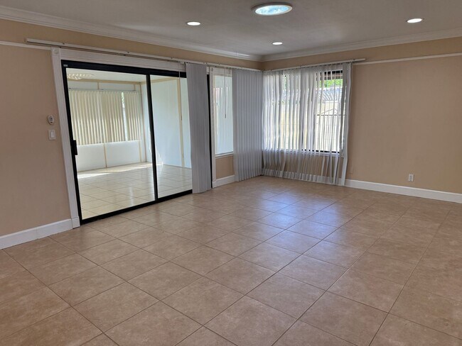 Building Photo - 3 Bedroom, 2 Bathroom Single Story Home in...
