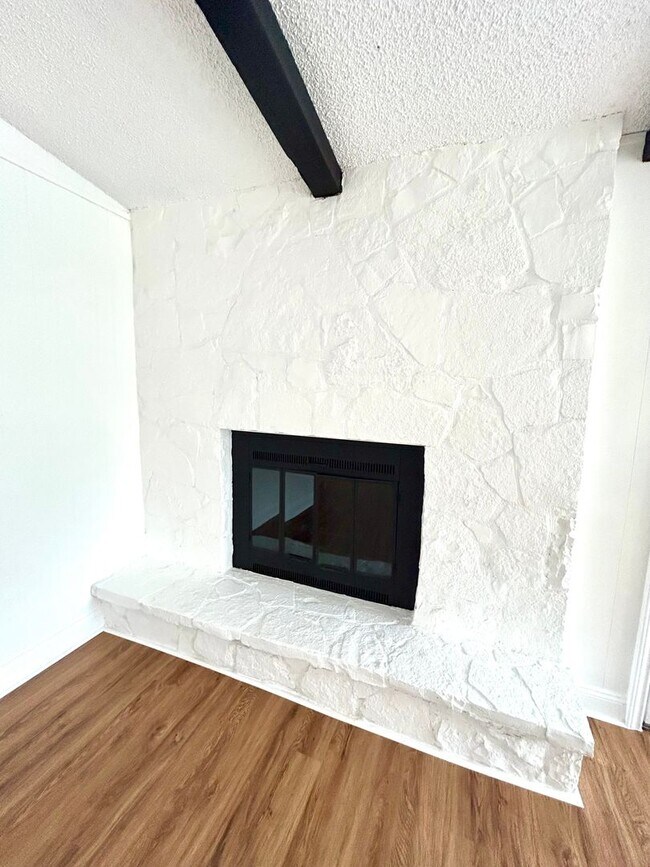 Foto del edificio - *COMING SOON* 3BR/2BA with Fireplace & 2-Car Garage!