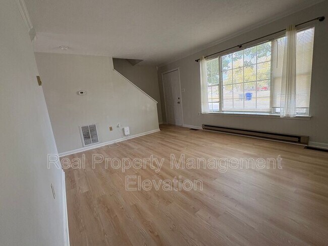 Foto del edificio - 145 Little River Dr