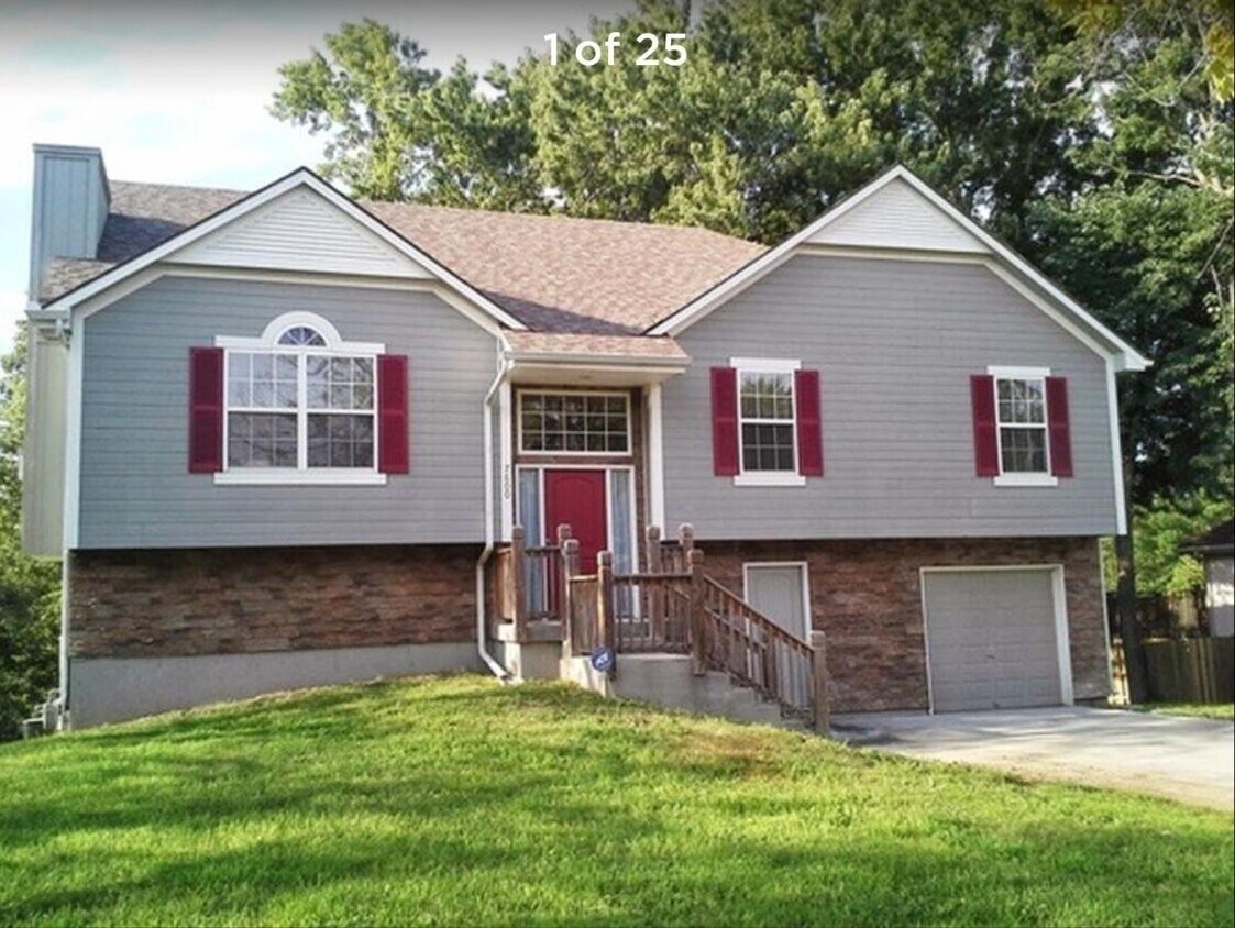 Foto principal - Large 5 bedroom raised ranch