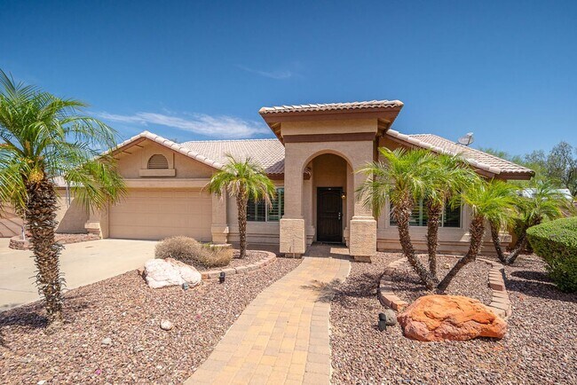 Building Photo - Charming 3-Bedroom Home with Stunning Outd...