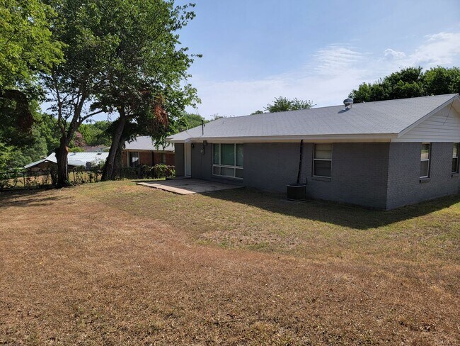 Foto del edificio - **MOVE IN SPECIAL--$500 RENT CREDIT FOR 2N...
