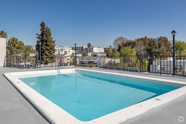 Piscina - 655 Kelton Ave