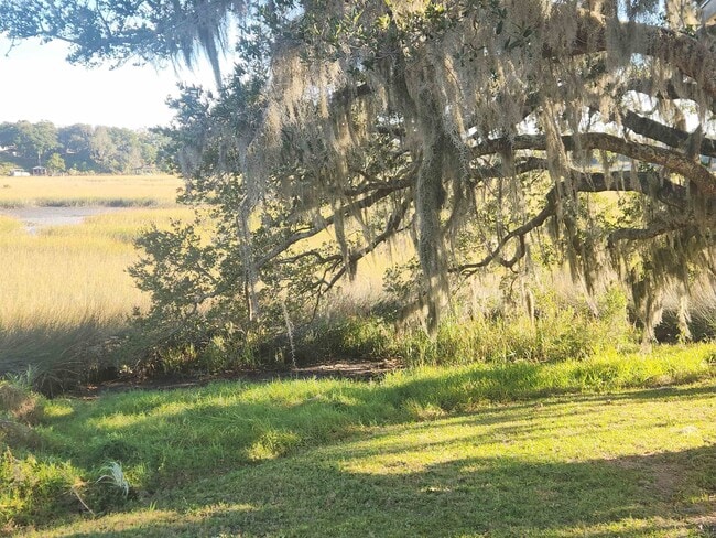 Foto del edificio - 250 Brainard Dr