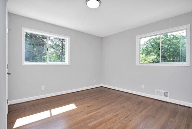 Building Photo - 2863 Altaview Dr SE