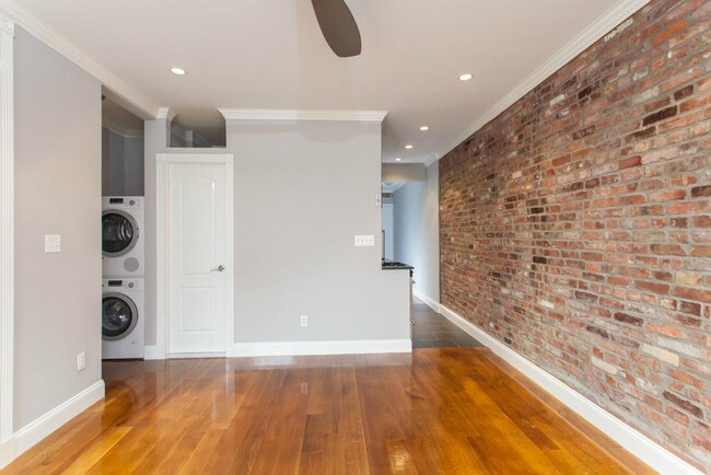 Building Photo - 346 E 18th St